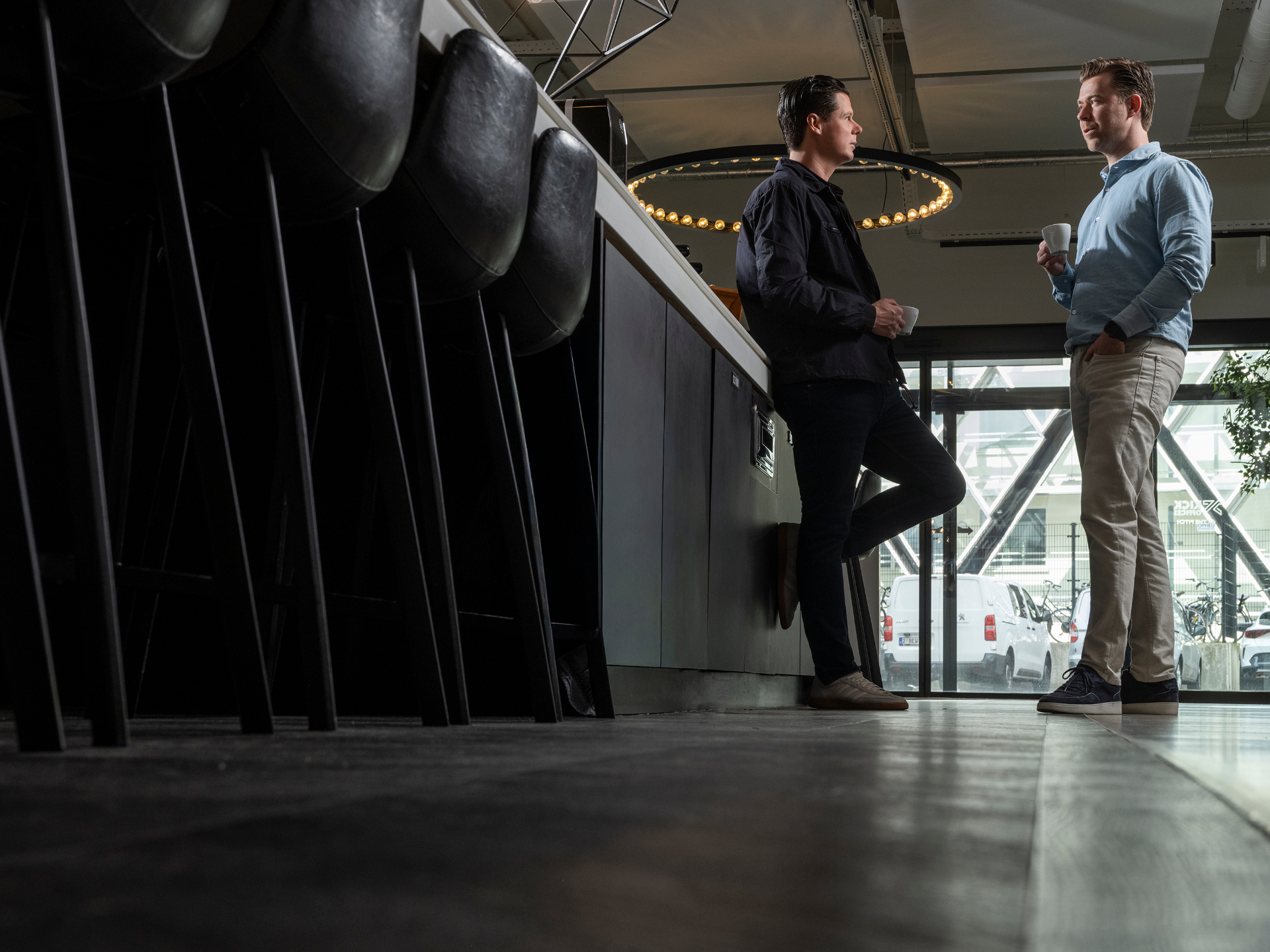 Bjorn Bosman en Jan Simons in gesprek bij de koffiebar